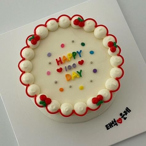 Cake Birthdays Aesthetic, Korean Buttercream Cake, Kue Ulang Tahun Korea, Cute Birthday Cake Korean, Cake Designs Korean, Korean Bday Cake, Korean Mini Cakes, Korean Cake Decoration, Korean Bento Cake Aesthetic