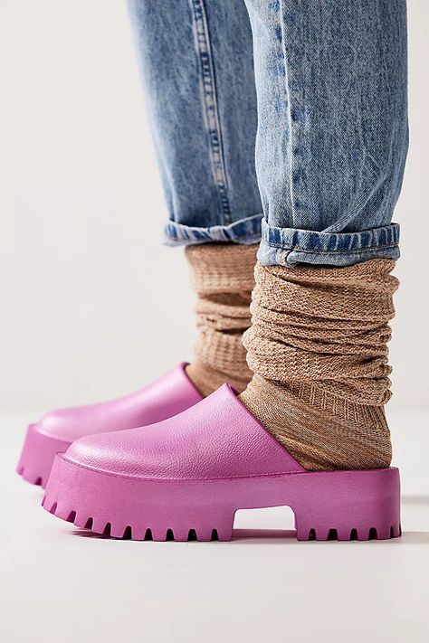 Platform Mules Outfit, Mule Shoes Outfit, Mules Outfit, Upcoming Fashion Trends, Clogs Outfit, Platform Mules, Nice Outfits, Pink Metallic, Backless Design