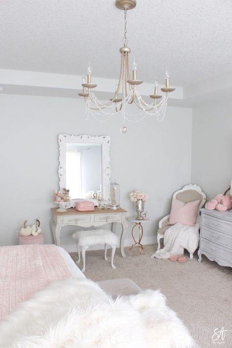 French Country Pink Bedroom, Vintage Glam Aesthetic Bedroom, Girly Fall Decor, Pink French Bedroom, Girly Aesthetic Bedroom, Light Pink Bedroom Aesthetic, Feminine Bedroom Elegant, Elegant Pink Bedroom, Pink Aesthetic Home