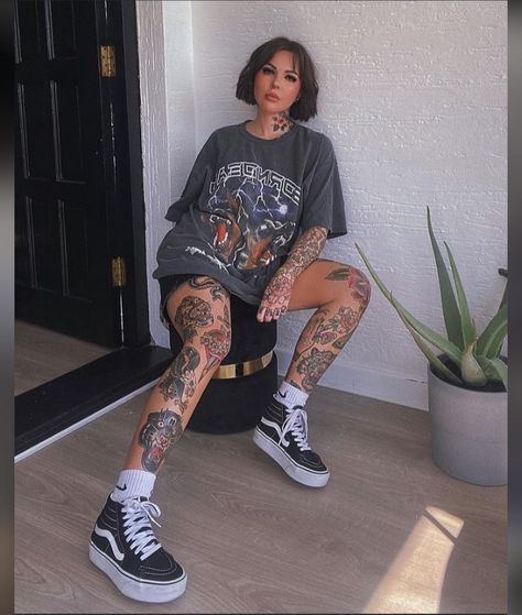 Comfy Tattoo Outfit, Tattooed Style Fashion, Stefaniexlee Outfits, Tattoo Artist Fashion, Tattoo Outfit Ideas, Tattooed Woman Outfits, Tattooed Women Outfits, Tattoo Artist Outfit Style, Tattoo Artist Aesthetic Outfit