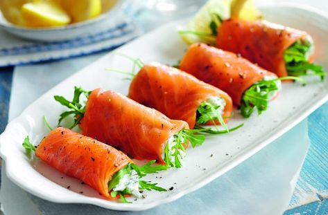 Canapes Christmas, Smoked Salmon Ideas, Party Food Savoury, Christmas Salmon, Fine Dining Ideas, Christmas Party Food Appetizers, Salmon Ideas, Salmon Canapes, Easy Canapes