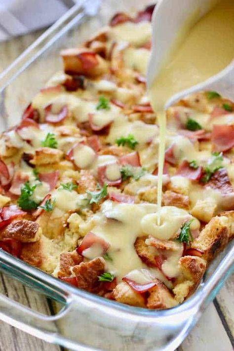 Benedict Casserole, Eggs Benedict Casserole, Easy Eggs Benedict, Egg Benedict, Breakfast For A Crowd, Brunch Casserole, Sauce Hollandaise, Easy Holiday Recipes, Hollandaise Sauce