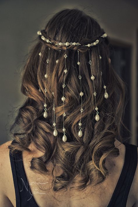 Unique Hair Jewelry, Gem Stone Hairstyle, Hair Chain Accessories, Hair Jwellary Braids, Bridal Hair Styles For Medium Length, Hairstyles With Jewels Accessories, Hair Bead Accessories, Beaded Hair Braids, Hair Jwellary