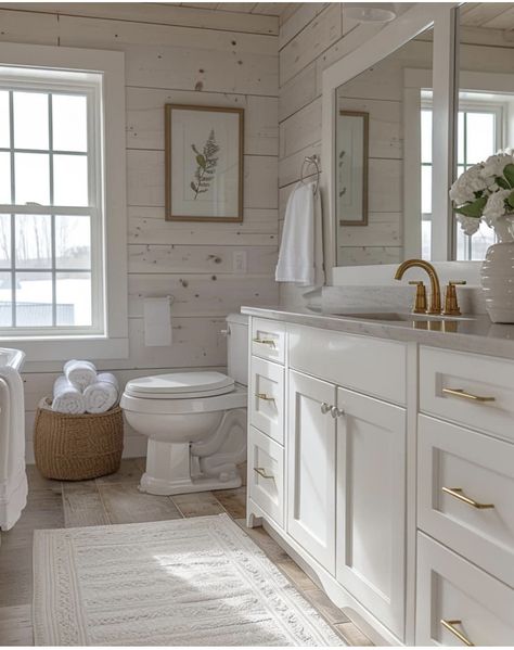 Shiplap Bathrooms, Shiplap Bathroom Ideas, Farmhouse Kids Bathroom, Bathroom Layout Ideas, White Modern Farmhouse, Ranch House Decor, Shiplap Bathroom, Vintage Bathroom Decor, Cozy Interior Design