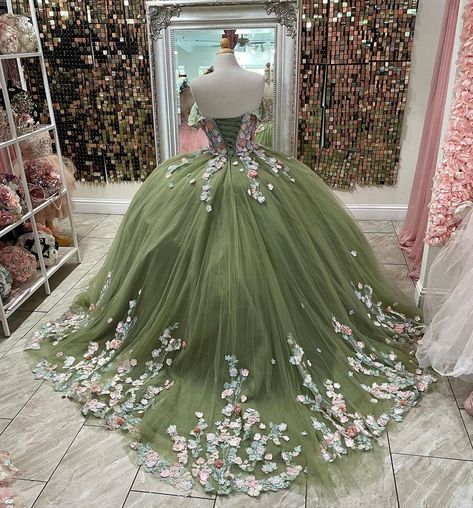 Quince Outfit, Quinceanera Checklist, Ball Gown Sweet 16, Quince Planning, Xv Ideas, Vestido Charro, Quince Stuff, Green Quinceanera Dresses, Yeri Mua