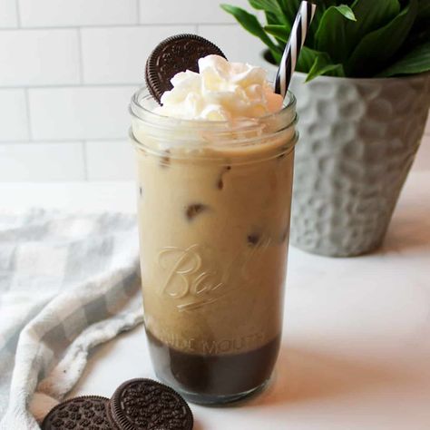 You're going to love this Oreo iced coffee recipe. Made with actual cookies, this coffee has a perfect mocha flavor in every sip. Your summer drink just got a fun upgrade. Oreo Iced Coffee, Iced White Chocolate Mocha, Iced Coffee Recipe, Cold Coffee Recipes, White Chocolate Mocha, Nut Milk Bag, Coffee Mix, Coffee Cookies, Coconut Whipped Cream