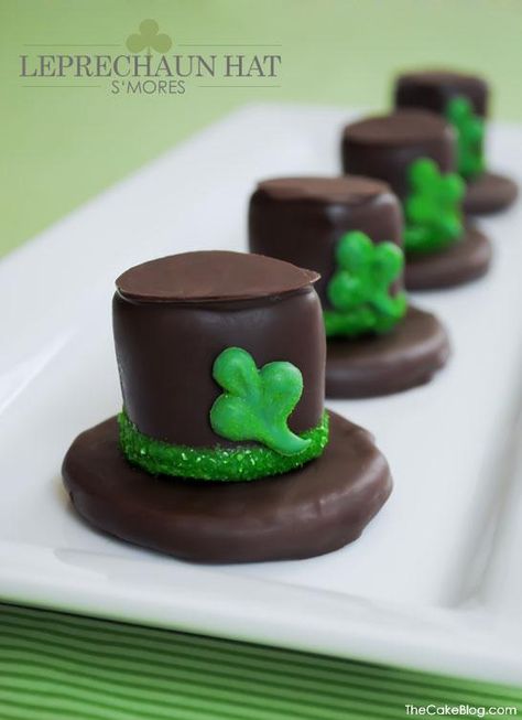 DIY Leprechaun Hat S'mores recipe from @The Cake Blog Office Treats, Fudge Stripe Cookies, Fete Saint Patrick, Green Desserts, St Patrick Day Treats, Leprechaun Hat, St Patricks Day Food, Leprechaun Hats, Themed Desserts