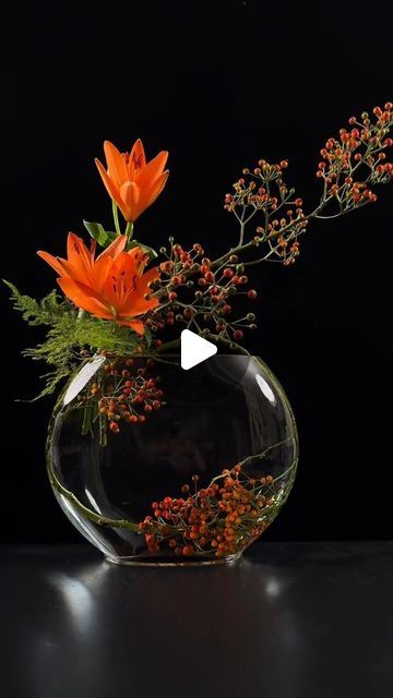 Ikebana Christmas Arrangements, Table Top Flower Arrangements, Ikebana Flower Arrangement Art Floral, Cheap Flower Arrangements, Natural Flower Arrangements, Christmas Floral Arrangements Diy, Floral Vase Arrangements, Christmas Bouquets, Underwater Design