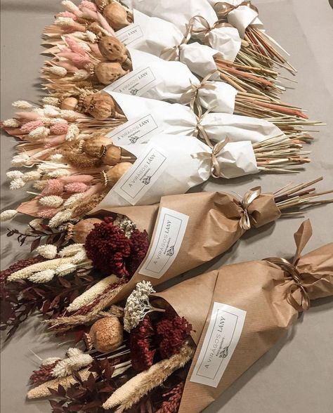 Dried Flowers Arrangement Bouquet, Dried Flower Business Ideas, Dried Flower Bunch, Dried Flower Packaging, Dried Flowers Aesthetic, Dry Flowers Bouquet, Dried Flower Bar, Dried Flower Shop, Dry Bouquet