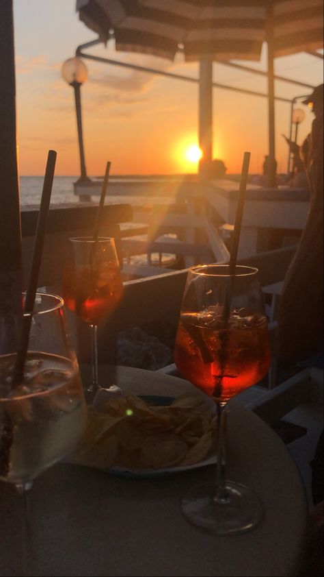 #instagram #aesthetic #spritz #tramonto #photo Mare Aesthetic, Storie Ig, Manifesting 2024, City Aesthetic, Travel Aesthetic, Insta Story, Instagram Aesthetic, Beach Pictures, Instagram Story