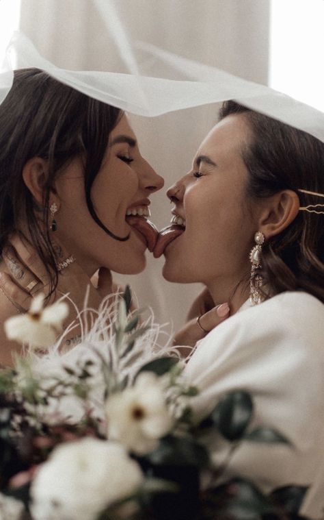 Sapphic Wedding, Wlw Wedding Aesthetic, Lesbian Photo Instagram, Wedding Lesbian Couple Aesthetic, Lesbian Wedding Photography Poses, Lesbian Wedding Photoshoot Photo Ideas, Lesbian Wedding Photo Ideas, Wlw Wedding, Queer Weddings