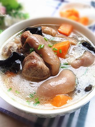 Stewed pork feet soup Pork Feet Recipe, Pork Hock Soup, Hock Recipes, Baked Curry Chicken, Lotus Root Soup, Ham Hock Recipes, Steamed Meat, Stewed Pork, Meat Cake