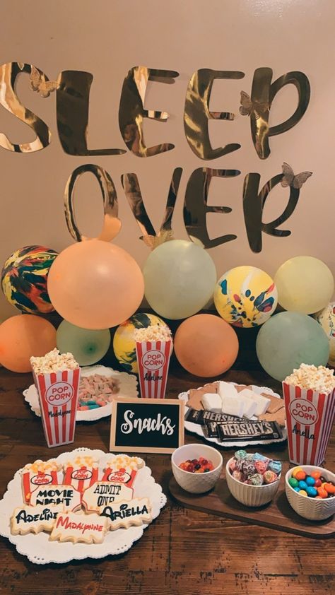 Set up with popcorn and snacks for a girls night , they are children so it’s cute and simple Midnight Feast Sleepover, Aesthetic Sleepover Setup, Sleepover Bedroom Setup, Cute Sleepover Setup, Snack Station Party, Snack Sleepover, Sleepover Party Foods, Sleepover Set Up Ideas, Sleepover Setup