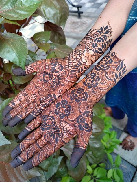 Dubai Design Mehndi, Wrist Mehendi, Full Hand Mehndi Designs Latest, Semi Bridal Mehendi Design, Heavy Mehndi Designs, Mehndi Pic, Floral Mehendi, Floral Mehndi Design, Mehndi Ideas