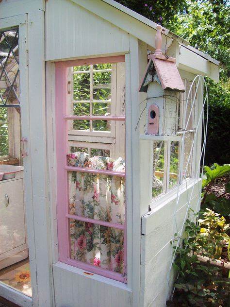 tiny potting shed Cottage Gardening, White Cabin, Garden Houses, Wooden Cottage, Beach Cabin, Potting Sheds, Wooden Cabins, Garden Sheds, White Paint Colors