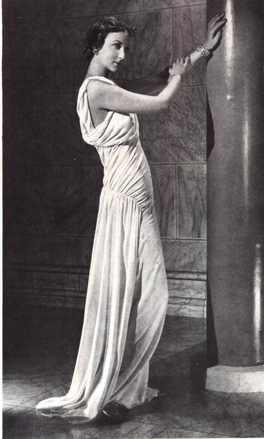 Vionnet's goddess gown, 1935; recalling the Greek look Madeline Vionnet, Vionnet Dress, Roman Antique, Retro Vogue, Madeleine Vionnet, Madame Gres, Paul Poiret, Isadora Duncan, 1930's Fashion