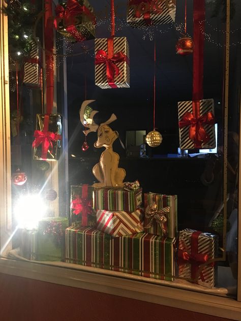 The Grinch Window Display, Grinch Window Display Ideas, Whoville Window Display, North Pole Window Display, Christmas Window Displays Retail Store Fronts, Christmas Store Windows, Grinch Store Window Display, Business Window Christmas Decor, Christmas Store Window