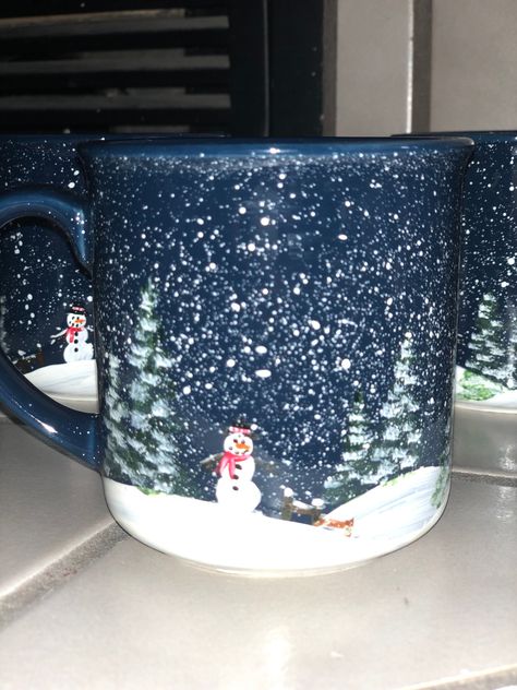 Original, one of a kind, hand-painted coffee mugs and serving tray. Four dark blue ceramic mugs painted with a quiet mountain snow scene. These mugs are painted with a food-safe glass paint that is baked onto the surface. They hold up to 11 oz. These mugs are dishwasher and microwave safe, but you may choose to hand wash to protect the paint longer. I have had similar mugs for 18 years that we put in the dishwasher, and the paint is still like new. These mugs would make a great gift for anyone w Winter Pottery Painting, Christmas Mug Gift Ideas Filled, Hand Painted Ceramic Mugs, Ceramic Painting Christmas, Pottery Painting Christmas, Mugs Painted, Pottery Painting Ideas Easy, Mug Noel, Diy Christmas Mugs