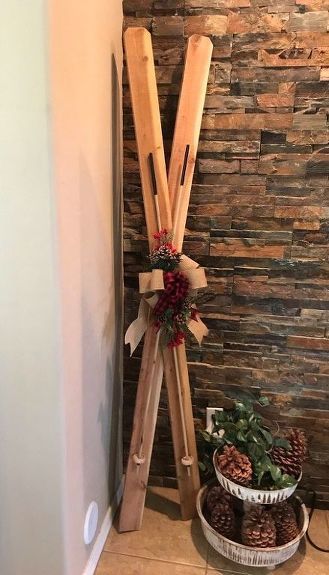 For all of you DIYers out there who are hesitant to make things because of the lack of tools, this project is for you! I assembled this project using nothing but a staple gun! You can also choose to just use a hammer and nails. Ski Christmas Decor, Crafts Christmas Diy, Diy Christmas Crafts, Ski Decor, Christmas Wood Crafts, Crafts Christmas, Holiday Projects, Make Things, Christmas Wood