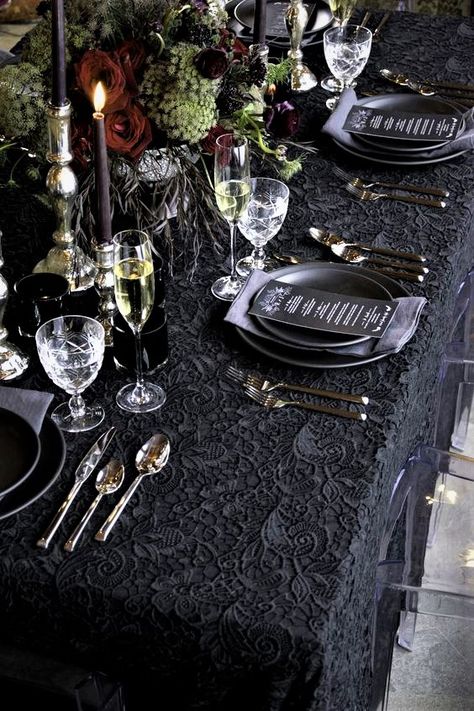 Industrial Wedding Table, Black Wedding Table Setting, Dark Wedding Theme, Table Halloween, Halloween Fest, Halloween Themed Wedding, Goth Wedding, Dark Wedding, Halloween Dinner