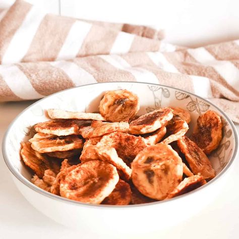 Ninja Air Fryer Dehydrated Bananas Dehydrated Banana Chips, Homemade Banana Chips, Banana Chips Recipe, Dehydrated Bananas, Fruit Chip, Fried Bananas, Banana Chips, Chips Recipe, Dehydrated Food