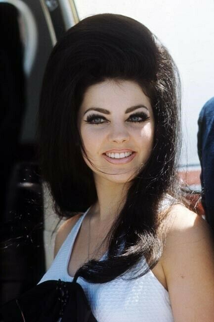 Priscilla Presley Hair, Priscilla Presley Style, Young Priscilla Presley, Elvis Presley Priscilla, 60s Makeup, 1960s Hair, Elvis And Priscilla, Priscilla Presley, Vintage Makeup