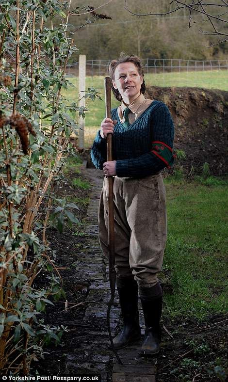 Tin Bath, Women's Land Army, No Tv, 1940s Women, In Her Garden, Female Farmer, Land Girls, Farm Clothes, Gardening Outfit