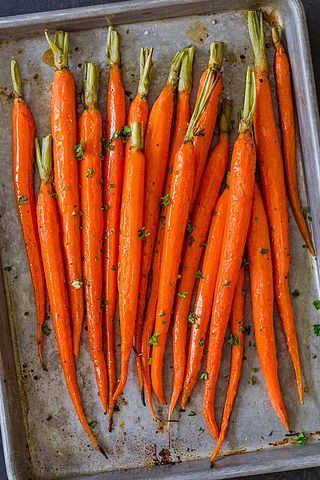 Easy Roasted Carrots Recipe Easy Roasted Carrots, Roasted Baby Red Potatoes, Plant Carrots, Natasha Kitchen, Carrots In Oven, Carrots Roasted, Veggie Board, Natashas Kitchen, Oven Roasted Carrots