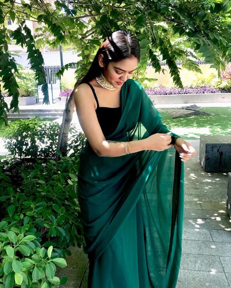 Easy peasy saree’s are simple and breezy. Enjoyed wearing it for the first time💯✨ . . . . . . . . . . . . . . #saree #green #black… Simple Green Saree, Fareweel Saree Idea, Green Saree Poses, Green Saree For Farewell, Farewell Saare Aesthetic, Black Saree Farewell, Dark Colour Saree For Farewell, Black And Green Saree, Green Saree Aesthetic