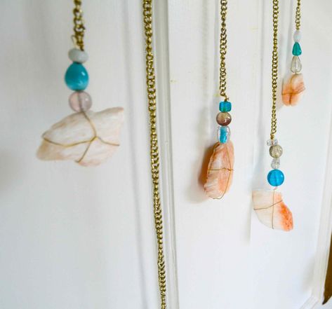 Ways To Display Crystals, Crystal Display Ideas, Hanging Wall Art Diy, Outside Diy, Diy Wall Hangings, Crystal Wall Hanging, Easy Diy Wall Hanging, Suncatcher Diy, Boho Yarn