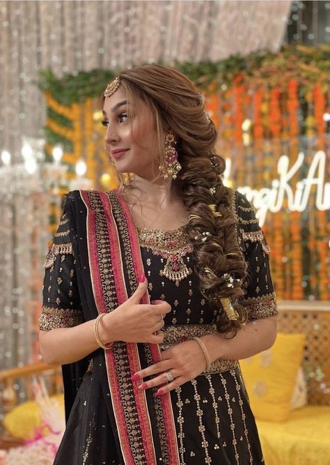 Hairstyles Pakistani Wedding Party, Hairstyles On Mehndi Function, Hair Styles On Gharara, Hairstyles For Mehndi Bride, Braid Hairstyles For Mehndi, Front Hair Styles For Bride, Hairstyle For Mehndi Bride, Pakistani Dress Hairstyle, Party Wear Hairstyles For Long Hair