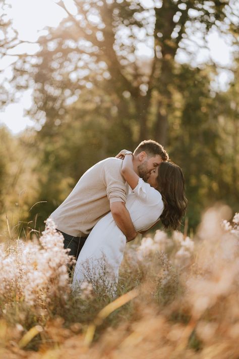 Golden Hour Engagement Photoshoot | Engagement Photos | Canada Photographer | This fall engagement photoshoot in a grassy field in Canada was so beautiful. We capture the most perfect golden hour couples photos. See more engagement photo poses, engagement photo ideas, engagement photoshoot locations, and engagement photos outfits fall. Book Hayley for your engagement photoshoot at hayleyzumkeller.com Engagement Photos Outfits Fall, Fall Engagement Photoshoot, Field Engagement Photos, Fall Photo Shoot Outfits, Engagement Photos Outfits, Fall Engagement Pictures, Photoshoot Engagement, Cute Engagement Photos, Couple Engagement Pictures