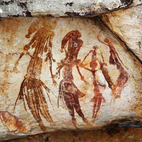 Naidoc Week Activities, Nasca Lines, Tattoo Queen, Art On Stone, Australia Outback, Prehistoric Cave Paintings, Painting Date, Cave Drawings, Pre History