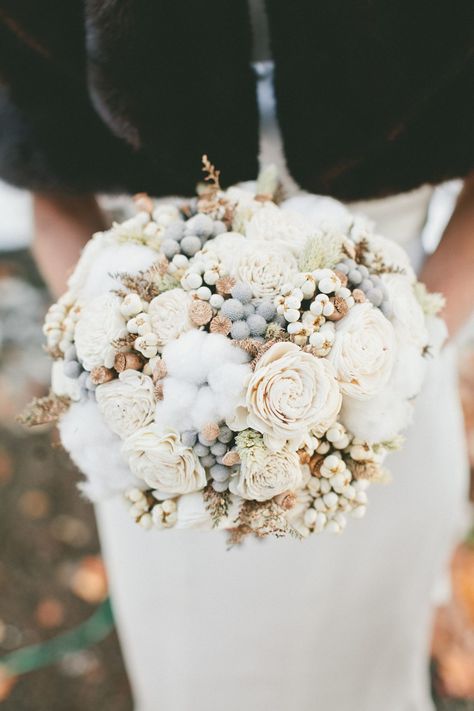 24 Dried Flower Arrangements That Are Perfect for a Fall Wedding Union Hill Inn Wedding, Winter Wedding Flowers Bouquets, Gold Winter Wedding, Winter Wedding Planning, Gorgeous Wedding Bouquet, Snow Wedding, Chic Vintage Brides, Winter Wedding Bouquet, Winter Bouquet