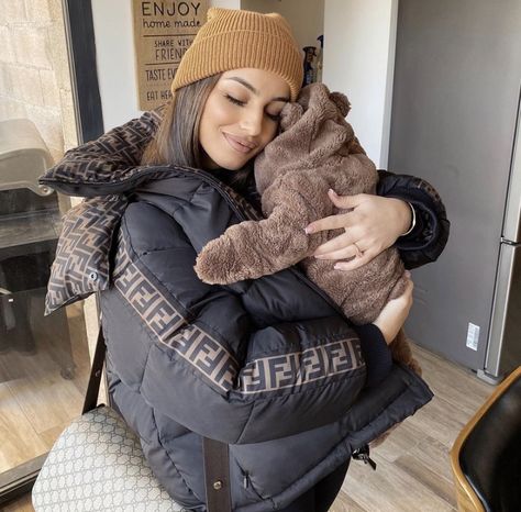 Fendi Jacket, Cute Maternity Outfits, Stylish Maternity Outfits, Style Instagram, Mommy Style, Stylish Maternity, Fashion Design Clothes, Winter Fashion Outfits