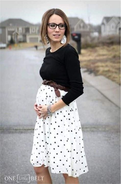 preg1 Pregnant Street Style, Pregnancy Fashion Fall, Pregnancy Outfit, Belted Skirt, Pregnancy Style, Fall Maternity, Pregnancy Looks, Bump Style, Maternity Style