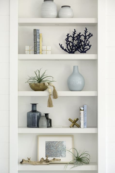 Shelf Styling — Emily Moss Designs Coastal Shelf Decor, Niche Decorating Ideas, Decor Vignettes, Little Shelf, Shelf Decor Living Room, Styling Shelves, Decorating Bookshelves, Coastal Room, Bookcase Styling