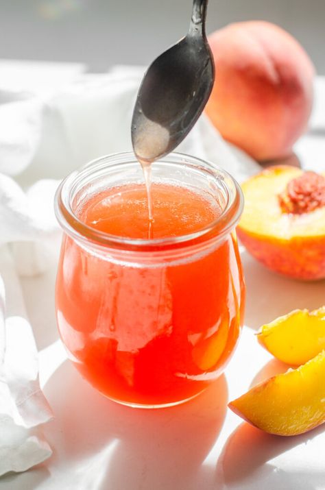 Learn how to make peach syrup at home with this simple and easy recipe! Peach Syrup Recipe, Peach Simple Syrup, Green Tea Lemonade Recipe, Green Tea Lemonade, Southern Peach Cobbler, Peach Green Tea, Peach Syrup, Peach Ice Tea, Fresh Peaches