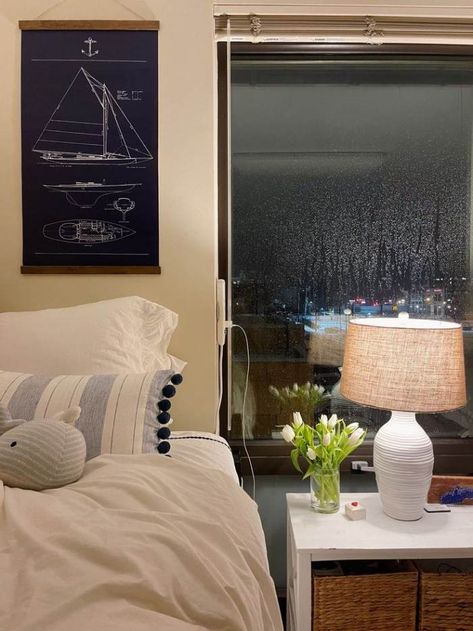 navy blue dorm decorating idea, simple college bedroom style, coastal themed room Navy Blue Room Ideas, Blue Room Ideas, Navy Blue Room, Coastal Dorm Room, Classy Dorm Room, Coastal Dorm, Cowgirl Bedroom, Dorm Room Decor Ideas, Blue Dorm