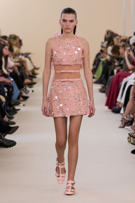 Fall-Winter 2024-2025 - Giambattista Valli Paris | Haute Couture Fancy Short Dresses, Giambattista Valli Haute Couture, Concert Dresses, Fashion Tv, Giambattista Valli, Lace Gown, Vogue Paris, Fall 2024, Moda Operandi