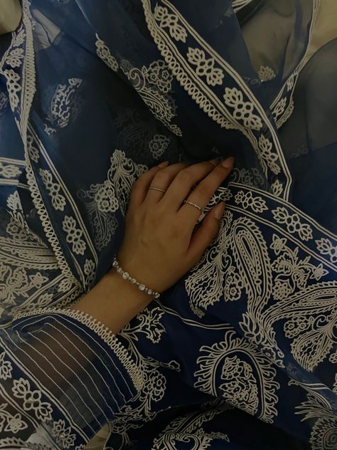 Blue and White Dubatta as a Background Blue Indian Aesthetic, White Kameez, Eid Aesthetic, Eid Pics, Beginner Skin Care Routine, Desi Dress, Indian Blue, India Clothes, Gold Jewelry Outfits