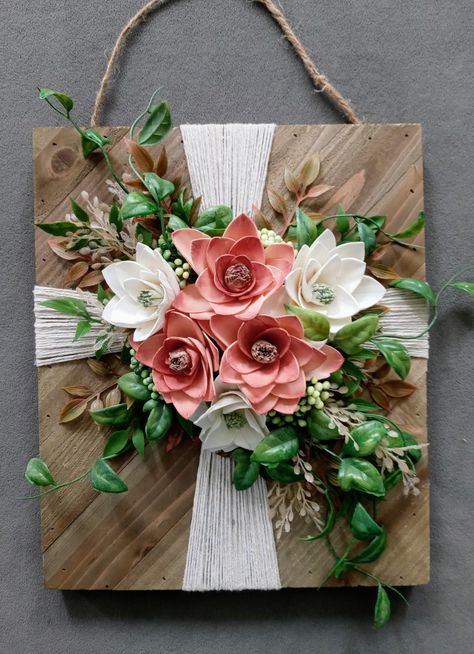 Wood Flower Ideas, Wood Flower Projects, Wood Flower Decor, Wood Flower Wreath, Wooden Cross Crafts, Flower Projects, Craft Show Booth, Dye Flowers, Wood Wreath