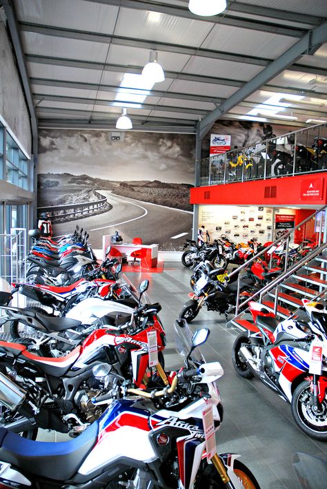 Motorcycle Store Design, Motorcycle Showroom Interior, Motorcycle Showroom Design, Motorbike Garage, Bike Showroom, Motorcycle Dealership, Motorcycle Store, Garage Workshop Organization, Cool Dirt Bikes