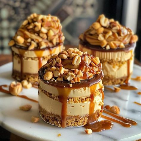 0000 Gourmet Mini Desserts, Mini Cheesecakes Ideas, Peanut Butter Caramel Cheesecake, Peanut Butter Caramel Mini Cheesecakes, Mini Caramel Cheesecake, Recipes Cheesecake, Desserts Aesthetic, Mini Cheesecake Bites, Cheesecake Bar