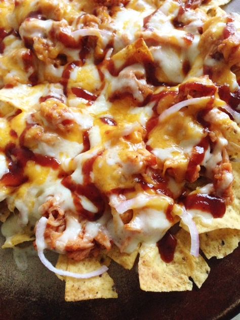 My family loves nachos.  And bbq chicken.  And cheese. So I knew this recipe would be a hit. The fact that it only takes 15 minutes is a huge bonus. That worked out really well the night I made them.  Due to a flat tire on one of the cars, we ended up eating [...] Bbq Chicken Nachos, Nachos Recipe Easy, Chicken Nachos, 15 Minute Meals, Rotisserie Chicken Recipes, Nachos Recipe, Quesadillas, Football Food, Bbq Chicken