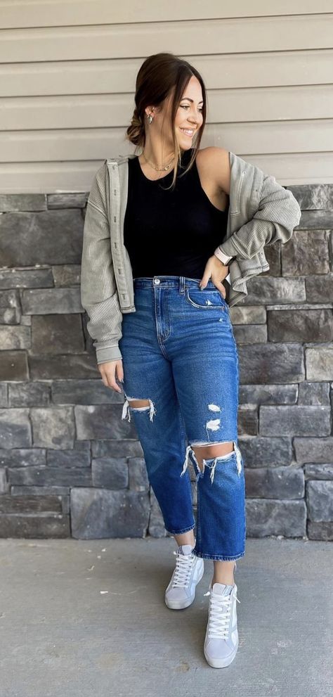 Dark Jeans Outfit, Jeans Outfit Spring, Mom Jeans Outfit, Spring Sandals, Spring Fever, Dark Jeans, Jeans Outfit, Spring Outfits Casual, Ripped Jean