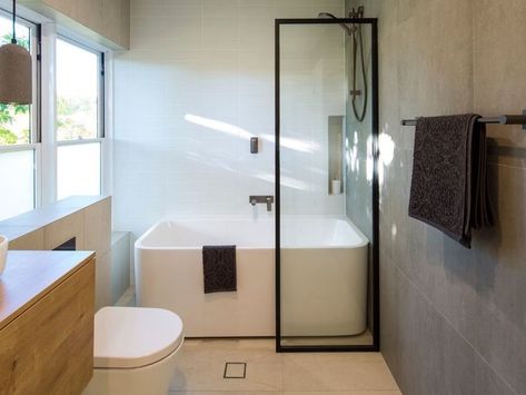 This is where a shower bath is a perfect solution, as you don't have to give up a large bathtub or the other, as it brings the best of both worlds while taking up less space. A shower bath set is basically a shower head mounted on top of a bathtub. Due to the popularity of shower bath sets, there are many sizes, shapes, and styles available to suit your unique view of bathroom set design. This article will show you some tips for shower over bath and some ideas to enhance a shower bath. Free Standing Tub Shower Combo, Shower Bath Combo, Bathtub Shower Combo, Bathroom With Tub, Shower Over Bath, Tub And Shower, Bath Ideas, Tub Shower Combo, Family Bathroom