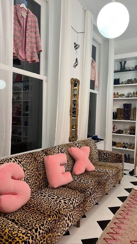 Glam Apartment Aesthetic, Maximalist House, Girls Apartment, La Living, Funky House, College Bedroom, Future Apartment Decor, Maximalist Decor, Cute Bedroom Decor