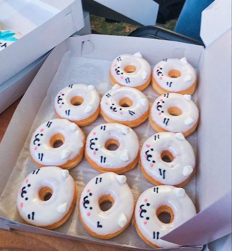 Cute Doughnut Designs, Donut Designs Ideas, Cat Doughnut, Doughnut Decorations, Doughnut Design, Cute Doughnut, Cat Donut, Donut Decorating Ideas, Star Donuts