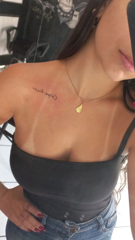 Carpe Diem Tattoo Meaning, Tattoo Ideas Carpe Diem, Word Tattoo Chest, Belle Ame Tattoo, Forte Tattoo, Tattoo Ideas Shoulder, Tattoo Carpe Diem, Clavicle Tattoo, Collarbone Tattoo